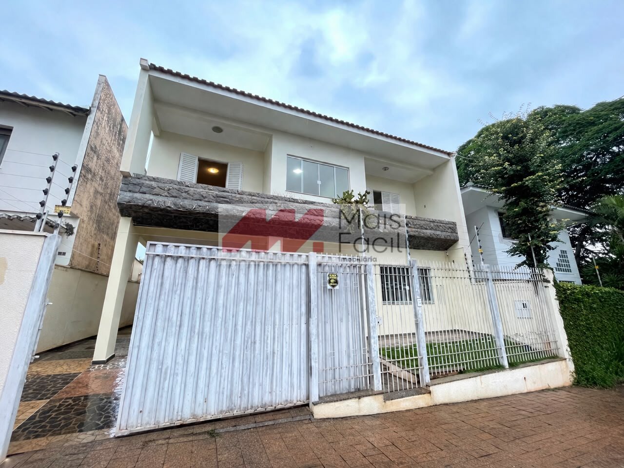 Sobrado com 1 Suíte + 3 Quartos | 200 m² de Área | Espaço e Conforto