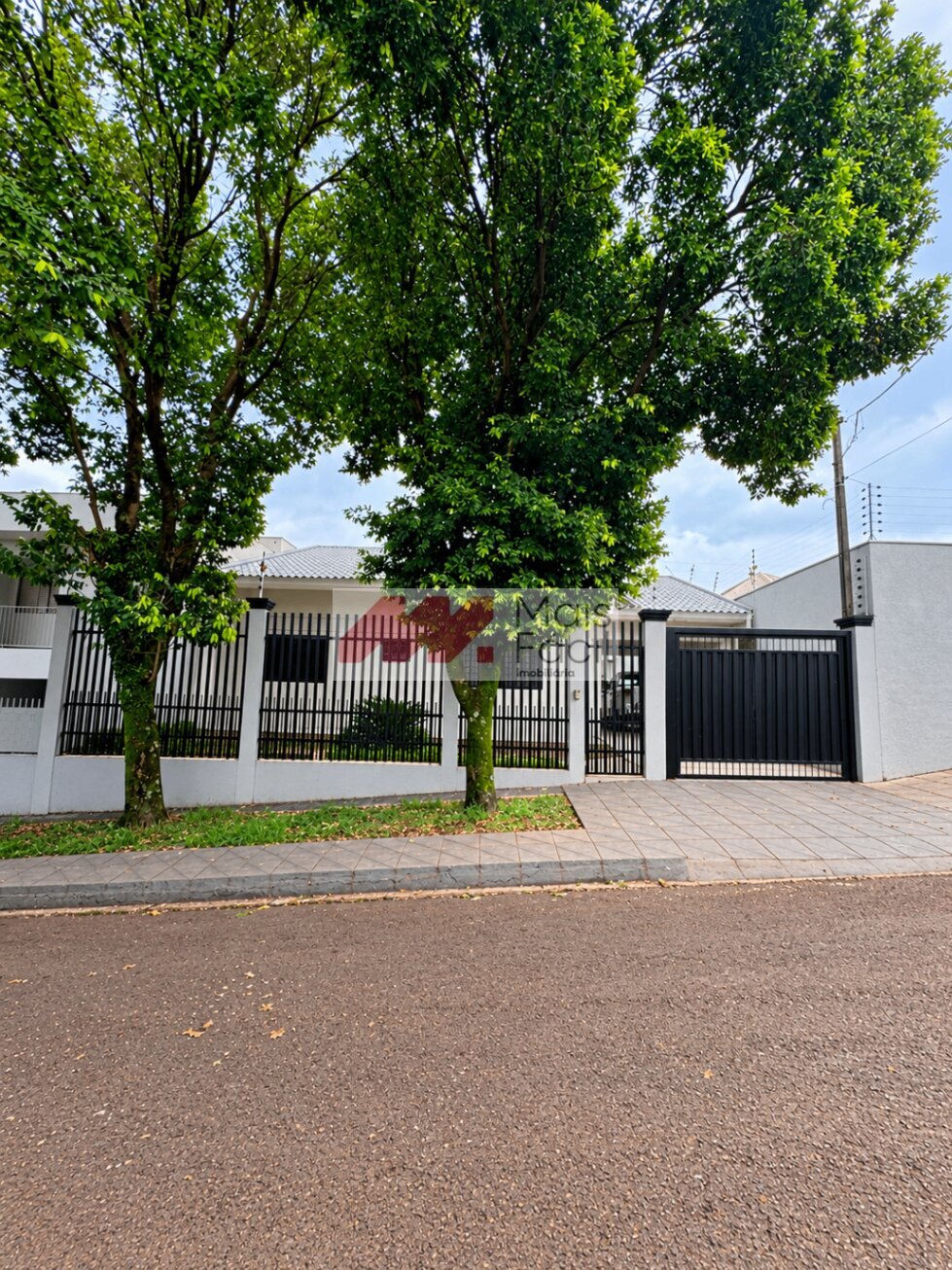 Alto Padrão em Espaço e Privacidade: Residência com 3 Quartos, Amplo Terreno e 4 Vagas em Maringá