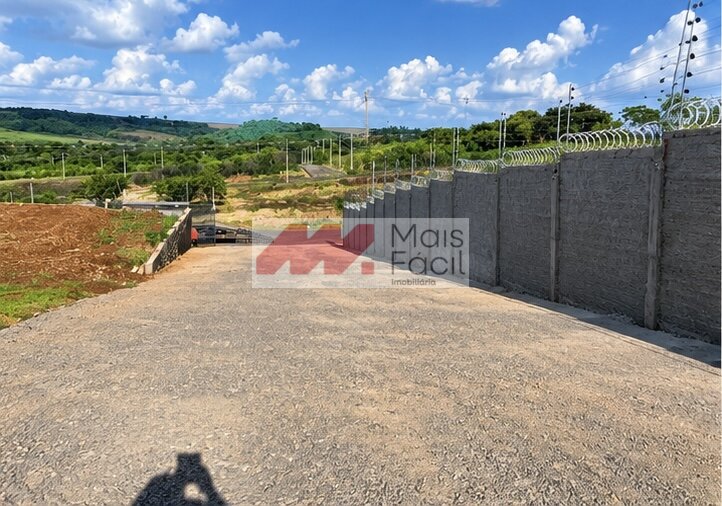 Galpão Industrial com Amplo Pátio, Doca e Acesso para Cargas