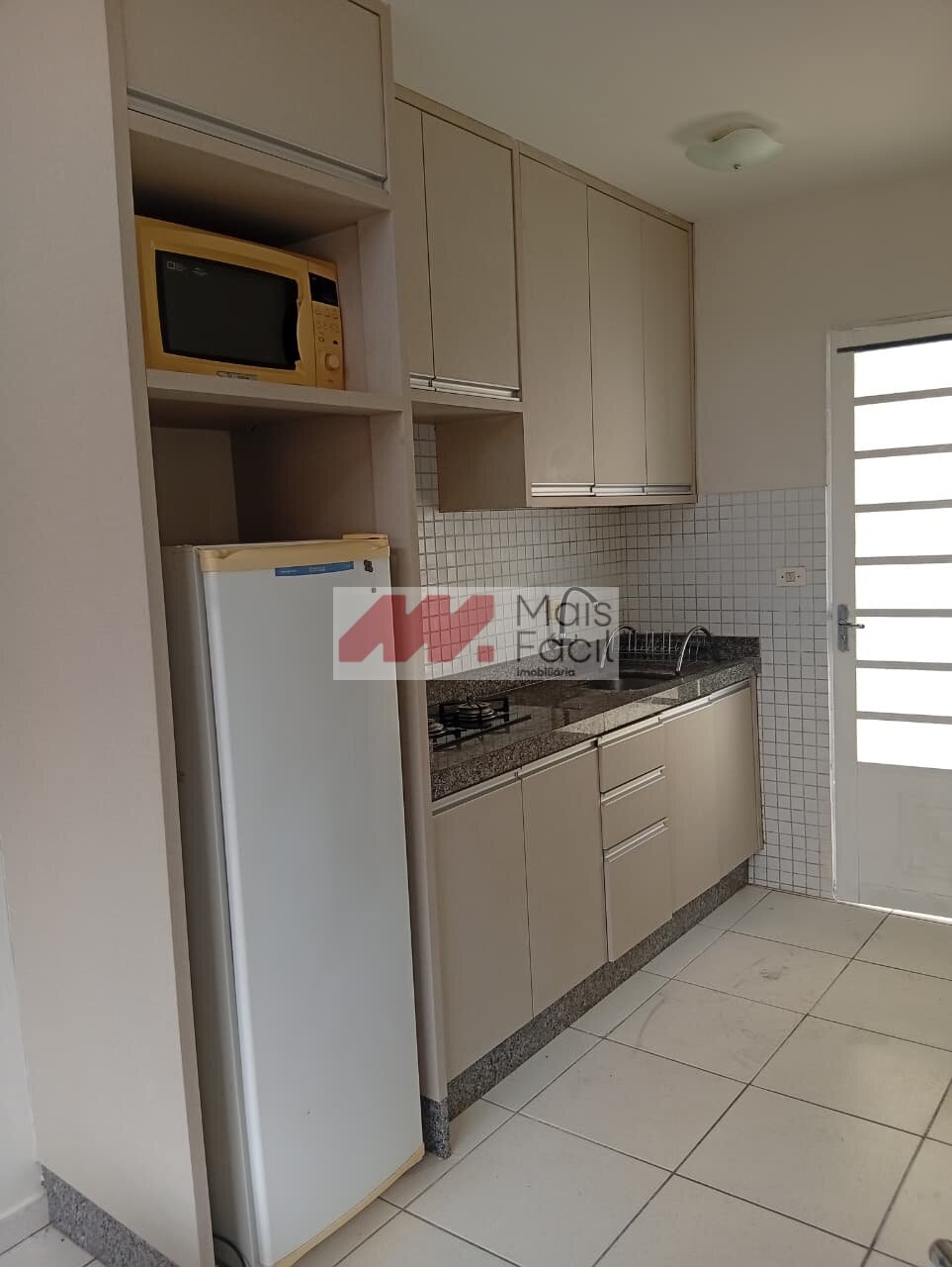 Kitnet com 1 Quarto e 30 m² na Zona 08 - Maringá/PR