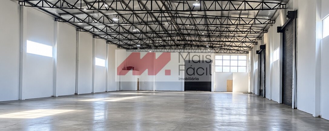 Galpão Industrial com Amplo Pátio, Doca e Acesso para Cargas