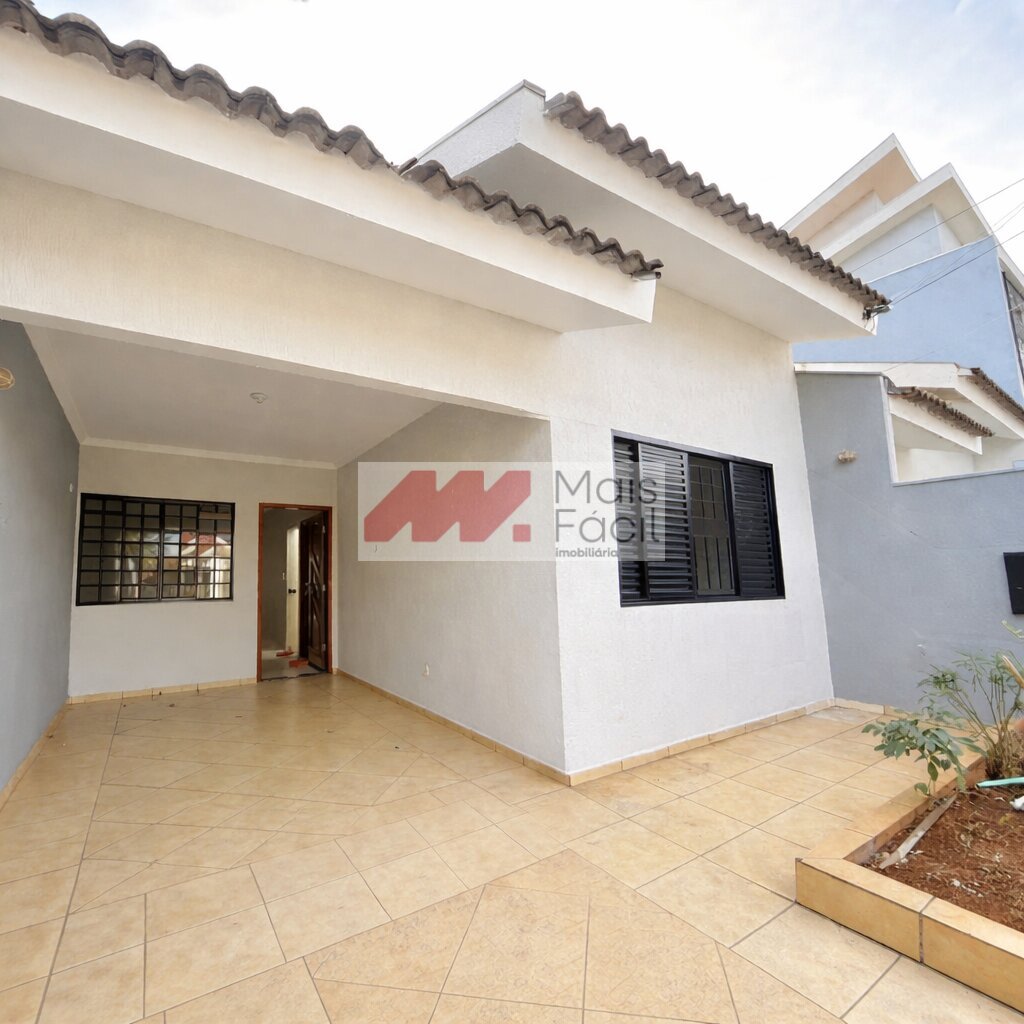 Casa com suíte, quintal amplo e 2 vagas no Jardim Santa Rosa.